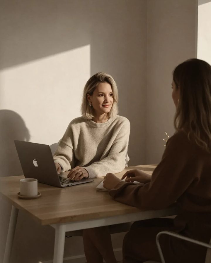 Vicky Baumann, KI-Beraterin, im Beratungsgespräch mit einer Kundin am Laptop